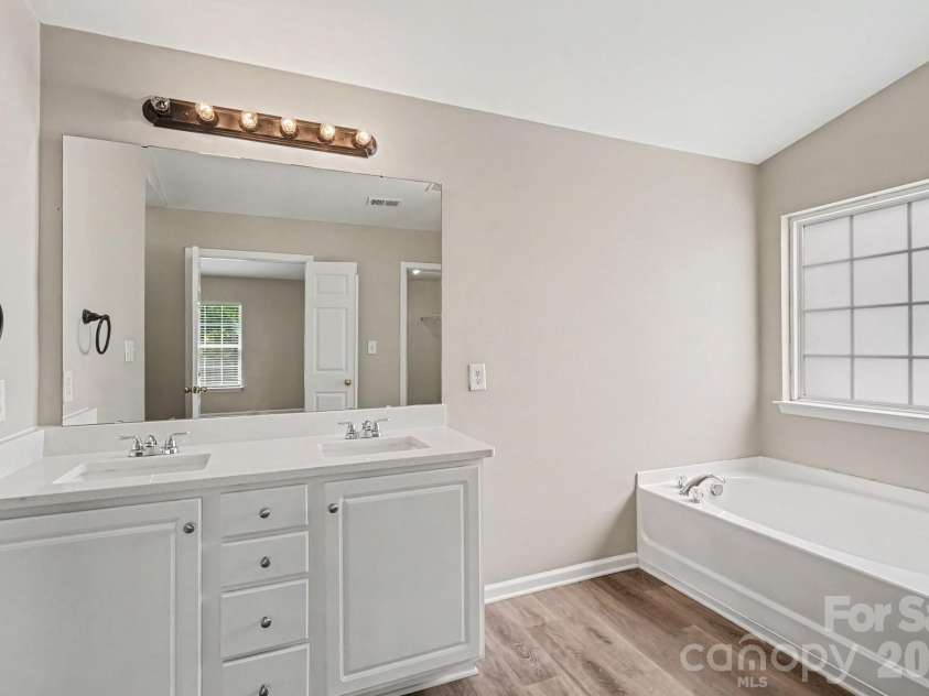 10035 Barrands Lane, Charlotte, NC 28278.  MLS# CAR4414588, YatesRealty ID 44893. 