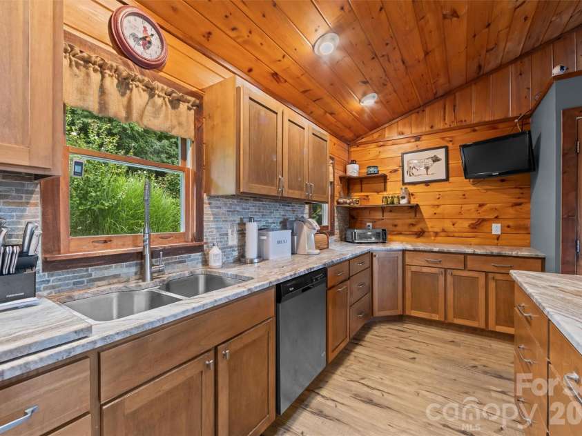263 Pilgrims Lane, Burnsville, NC 28714.  MLS# CAR4415371, YatesRealty ID 44896. Kitchen