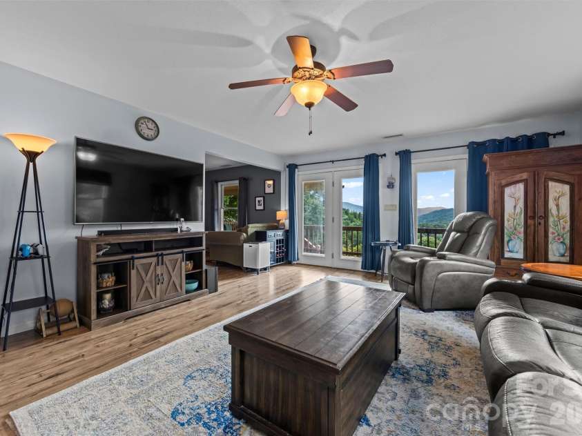 263 Pilgrims Lane, Burnsville, NC 28714.  MLS# CAR4415371, YatesRealty ID 44896. Living Room