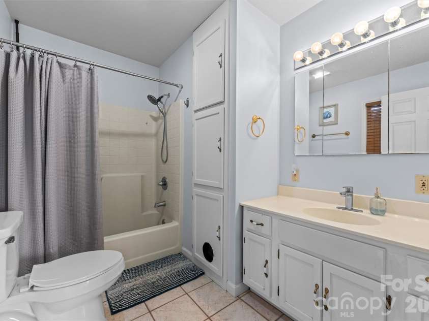 263 Pilgrims Lane, Burnsville, NC 28714.  MLS# CAR4415371, YatesRealty ID 44896. Primary Suite Bathroom