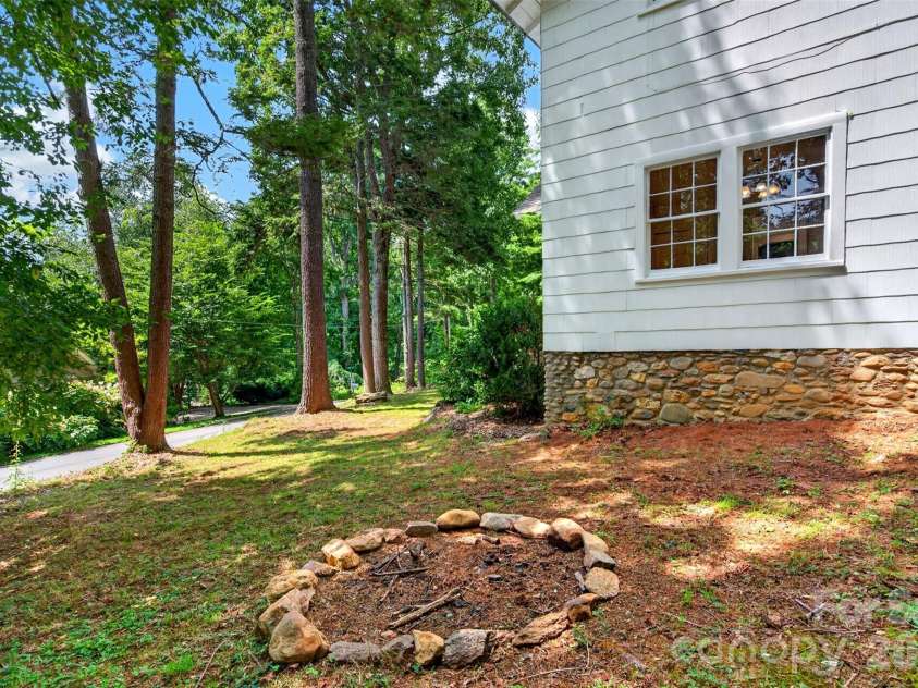 7 Bowers Road, Black Mountain, NC 28711.  MLS# CAR4413537, YatesRealty ID 44901. 