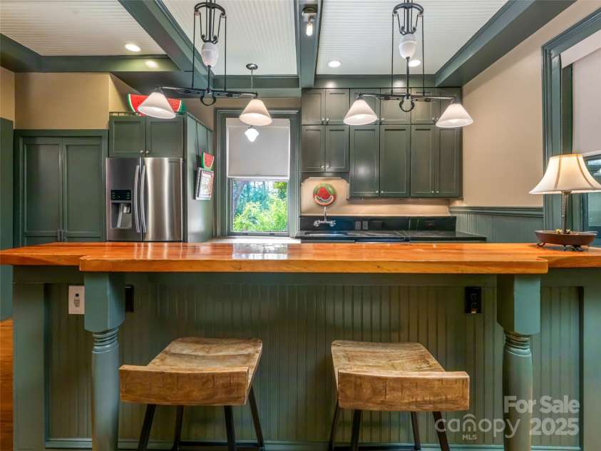 9 West Street Extension, Asheville, NC 28801.  MLS# CAR4299248, YatesRealty ID 44904. Large Breakfast Bar