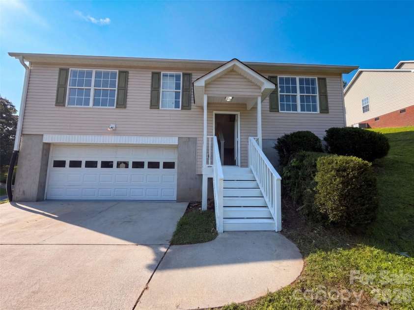 1667 Oakview Way, Rock Hill, SC 29730.  MLS# CAR4415405, YatesRealty ID 44905. 