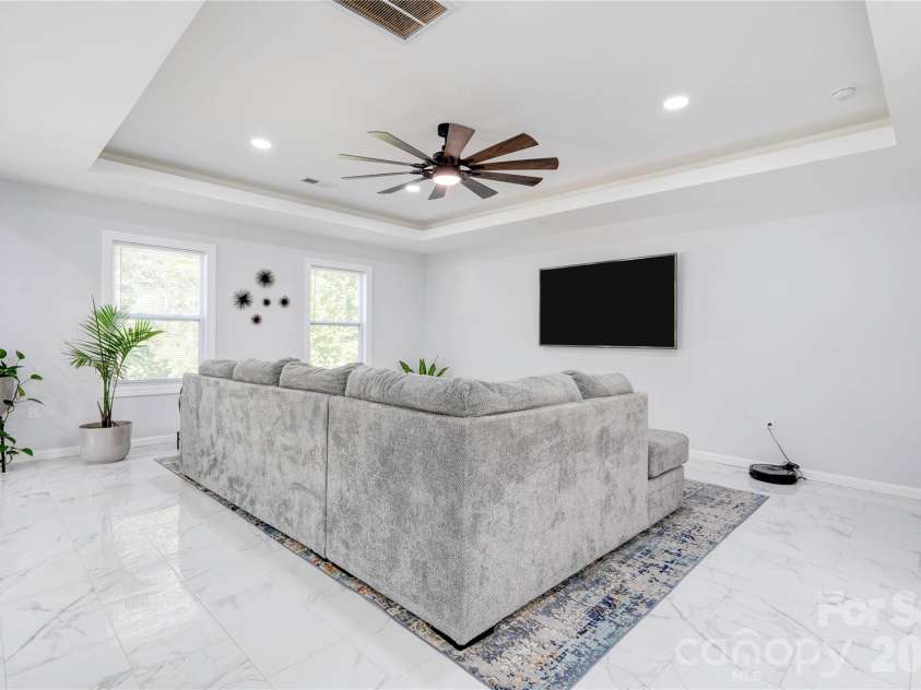 114 Tanya Lane, Shelby, NC 28152.  MLS# CAR4392402, YatesRealty ID 44906. Living Room
