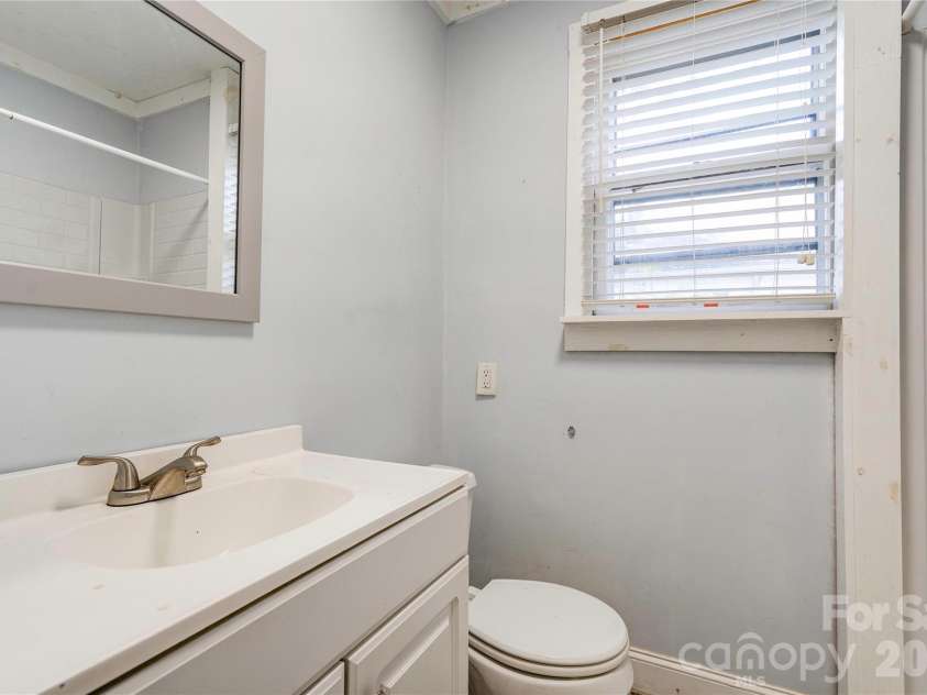 811 Kings Road, Shelby, NC 28150.  MLS# CAR4399686, YatesRealty ID 44907. Bathroom 1