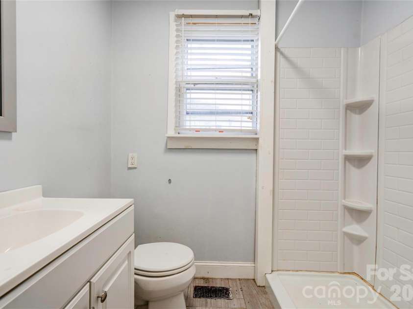 811 Kings Road, Shelby, NC 28150.  MLS# CAR4399686, YatesRealty ID 44907. Bathroom 1