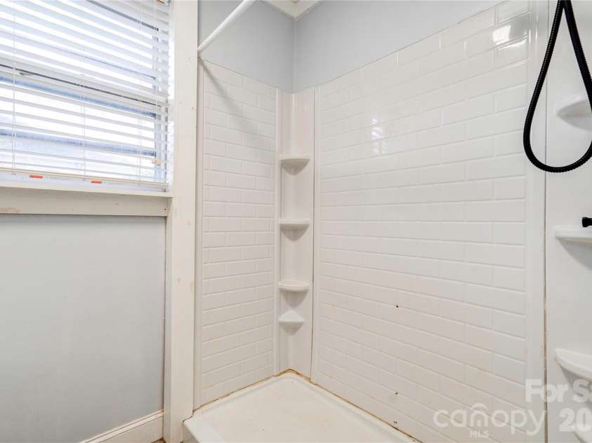 811 Kings Road, Shelby, NC 28150.  MLS# CAR4399686, YatesRealty ID 44907. Bathroom 1
