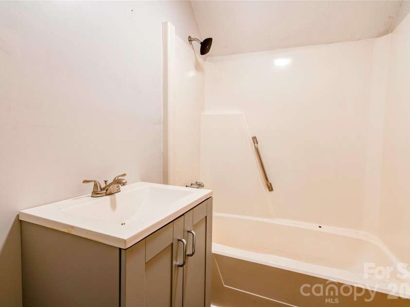 811 Kings Road, Shelby, NC 28150.  MLS# CAR4399686, YatesRealty ID 44907. Bathroom 2