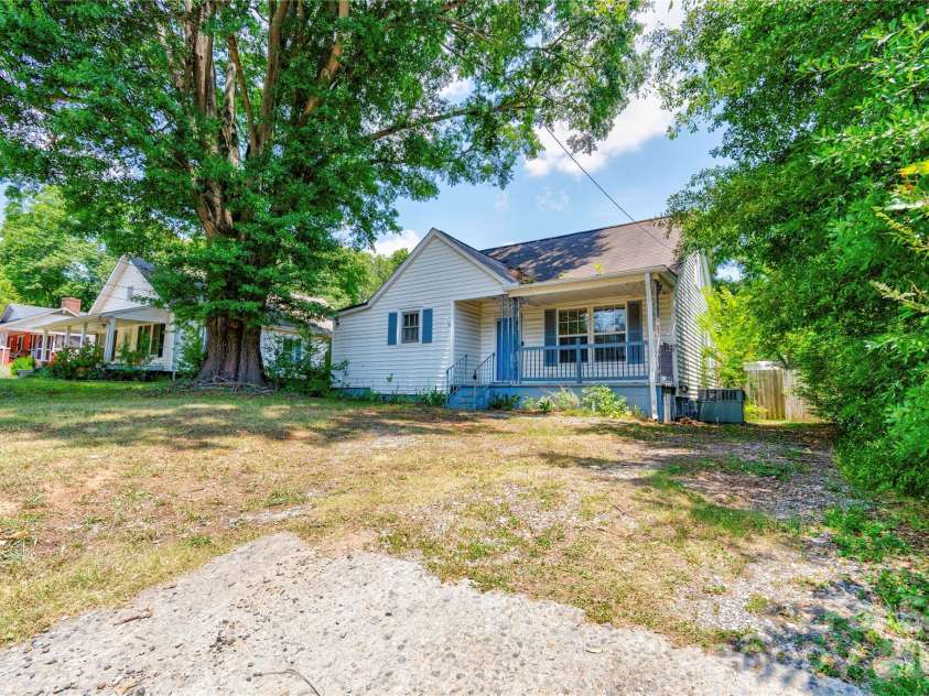 811 Kings Road, Shelby, NC 28150.  MLS# CAR4399686, YatesRealty ID 44907. Front