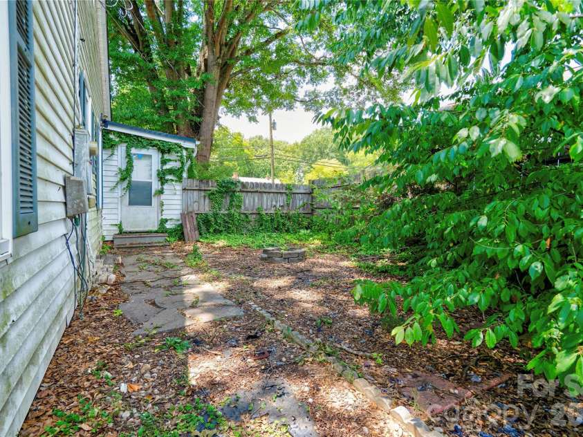 811 Kings Road, Shelby, NC 28150.  MLS# CAR4399686, YatesRealty ID 44907. Side