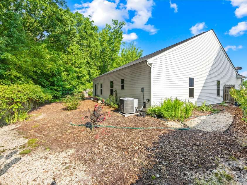 809 Gunnar Drive, Gastonia, NC 28054.  MLS# CAR4408682, YatesRealty ID 44911. 