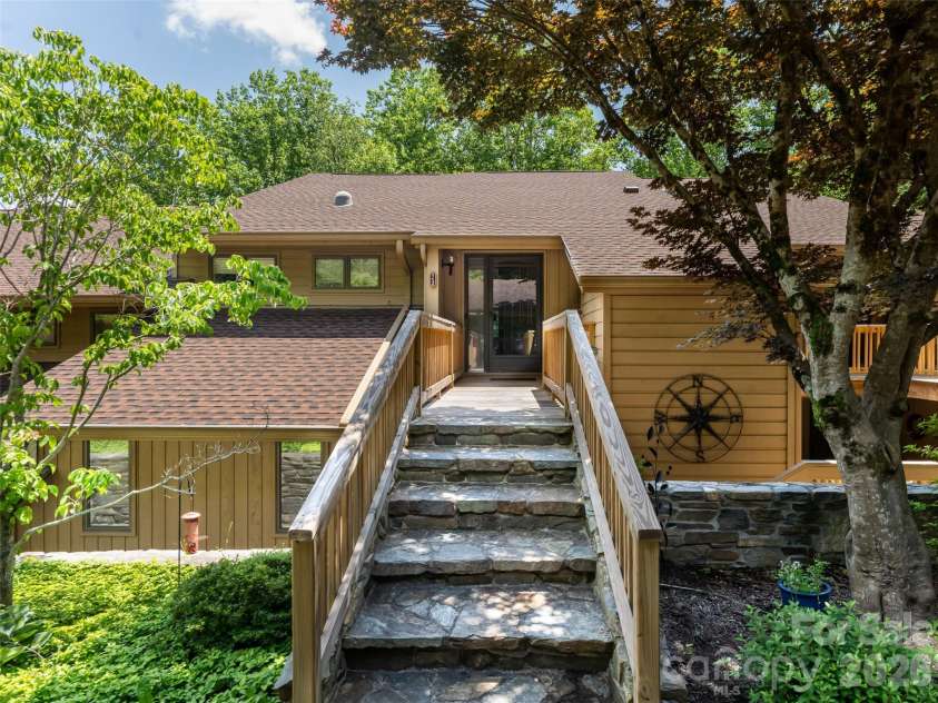 112 Live Oak Lane, Hendersonville, NC 28791.  MLS# CAR4393997, YatesRealty ID 44924. 
