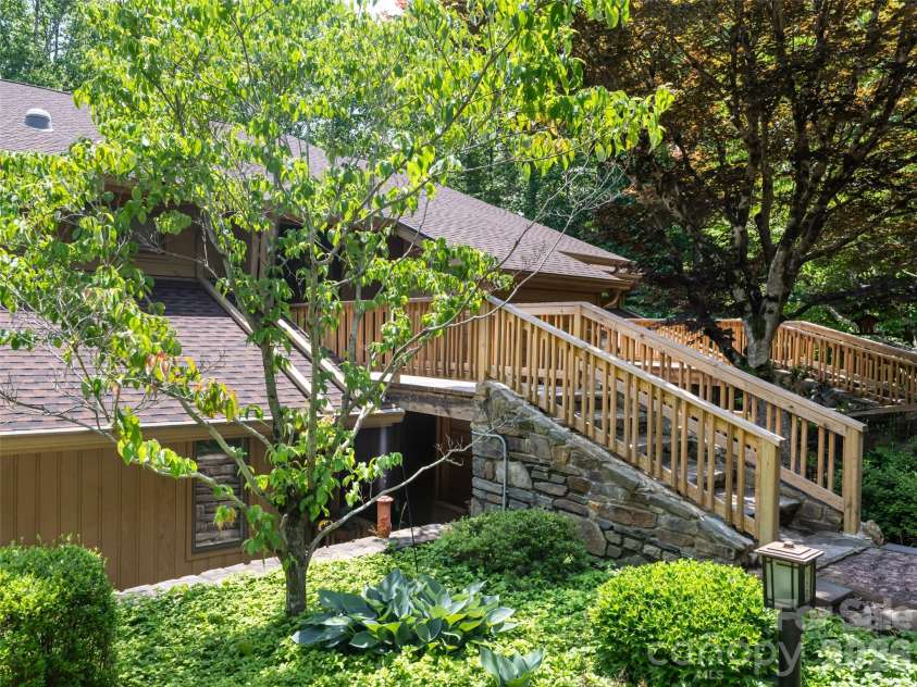 112 Live Oak Lane, Hendersonville, NC 28791.  MLS# CAR4393997, YatesRealty ID 44924. 