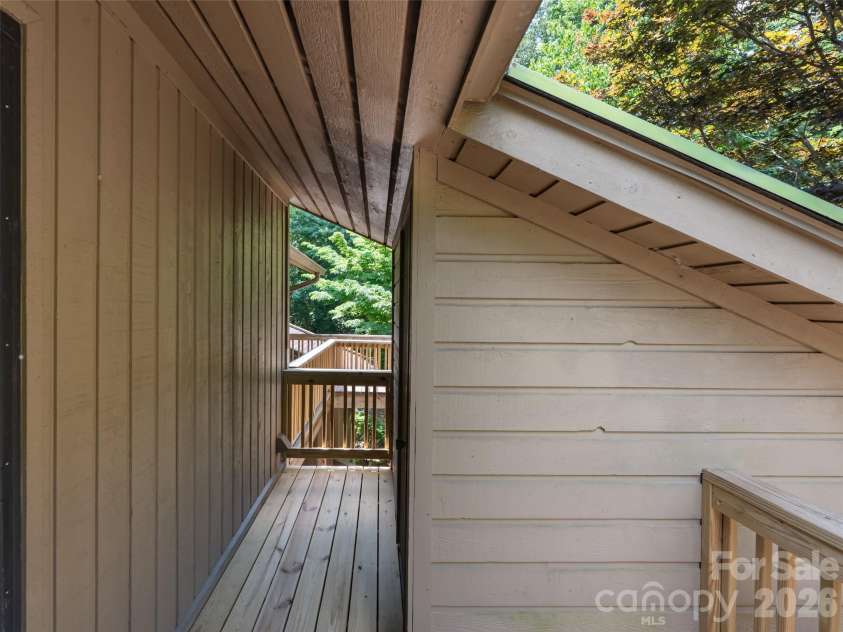 112 Live Oak Lane, Hendersonville, NC 28791.  MLS# CAR4393997, YatesRealty ID 44924. 