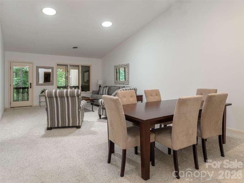 112 Live Oak Lane, Hendersonville, NC 28791.  MLS# CAR4393997, YatesRealty ID 44924. 