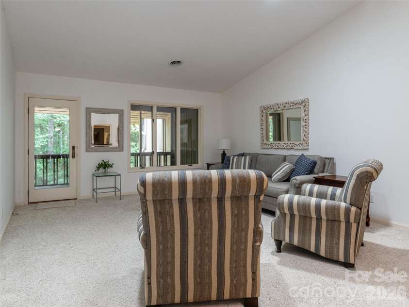 112 Live Oak Lane, Hendersonville, NC 28791.  MLS# CAR4393997, YatesRealty ID 44924. 