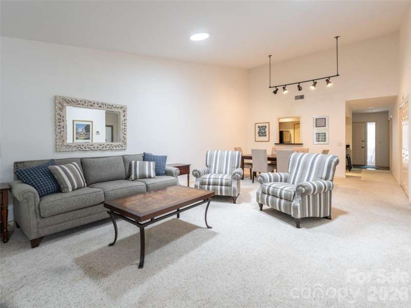 112 Live Oak Lane, Hendersonville, NC 28791.  MLS# CAR4393997, YatesRealty ID 44924. 