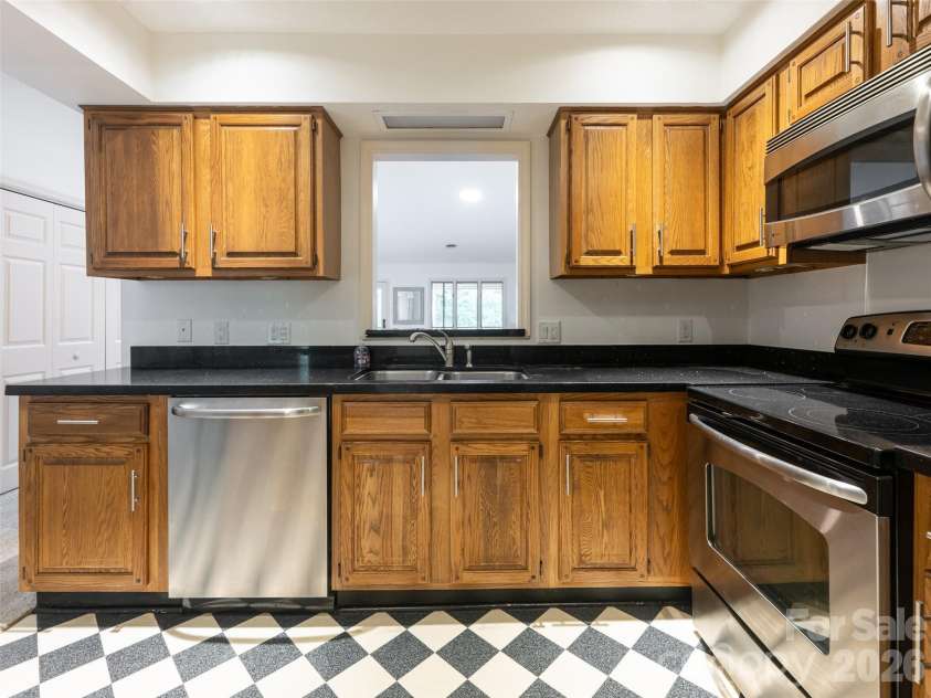112 Live Oak Lane, Hendersonville, NC 28791.  MLS# CAR4393997, YatesRealty ID 44924. 