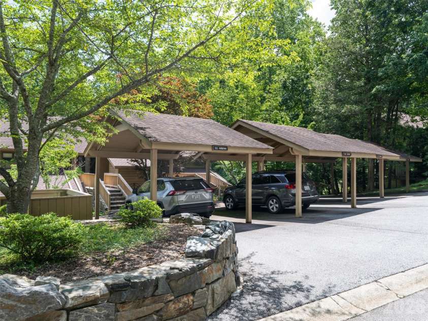 112 Live Oak Lane, Hendersonville, NC 28791.  MLS# CAR4393997, YatesRealty ID 44924. 