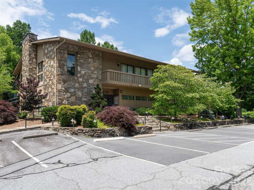 112 Live Oak Lane, Hendersonville, NC 28791.  MLS# CAR4393997, YatesRealty ID 44924. 