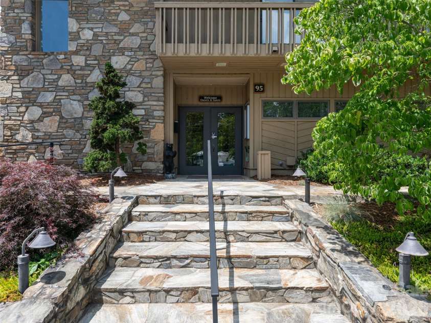 112 Live Oak Lane, Hendersonville, NC 28791.  MLS# CAR4393997, YatesRealty ID 44924. 