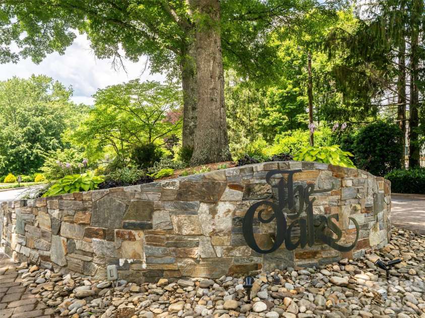 112 Live Oak Lane, Hendersonville, NC 28791.  MLS# CAR4393997, YatesRealty ID 44924. 