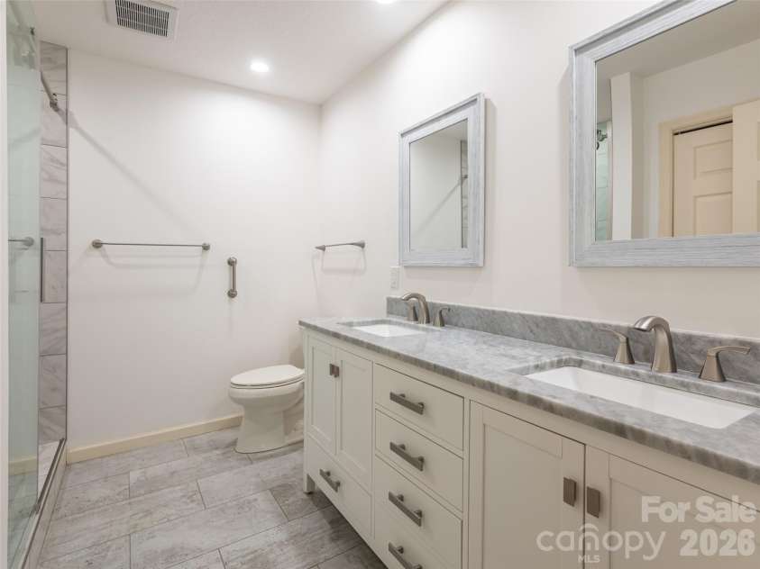 112 Live Oak Lane, Hendersonville, NC 28791.  MLS# CAR4393997, YatesRealty ID 44924. Beautifully updated primary bathroom