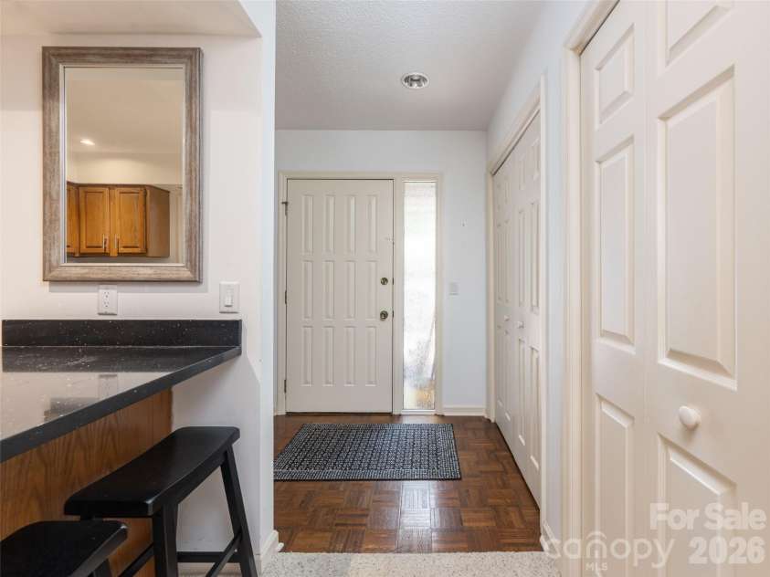 112 Live Oak Lane, Hendersonville, NC 28791.  MLS# CAR4393997, YatesRealty ID 44924. Breakfast Bar