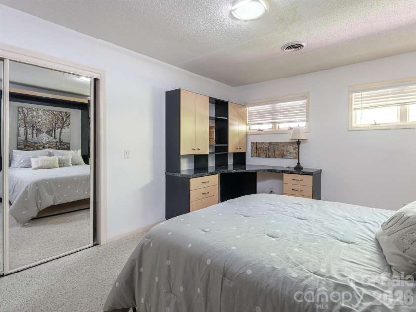 112 Live Oak Lane, Hendersonville, NC 28791.  MLS# CAR4393997, YatesRealty ID 44924. Guest Bathroom
