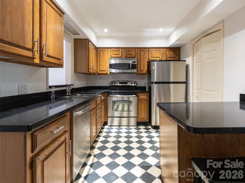 112 Live Oak Lane, Hendersonville, NC 28791.  MLS# CAR4393997, YatesRealty ID 44924. Kitchen with stainless appliances