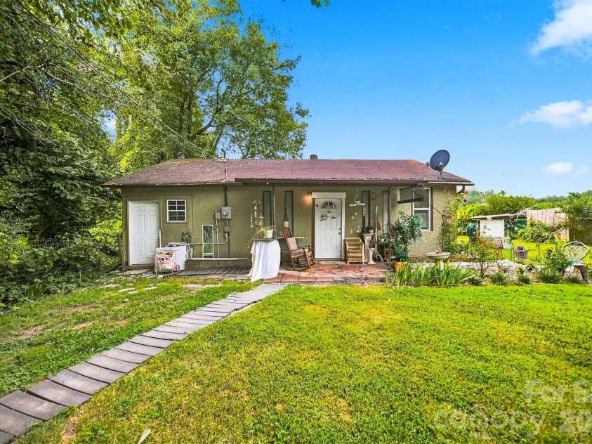 2588 Old Shelby Road, Hickory, NC 28602.  MLS# CAR4415305, YatesRealty ID 44926. 