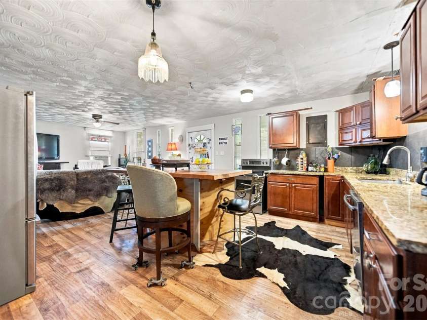 2588 Old Shelby Road, Hickory, NC 28602.  MLS# CAR4415305, YatesRealty ID 44926. 