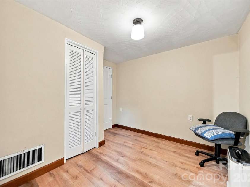 2588 Old Shelby Road, Hickory, NC 28602.  MLS# CAR4415305, YatesRealty ID 44926. 