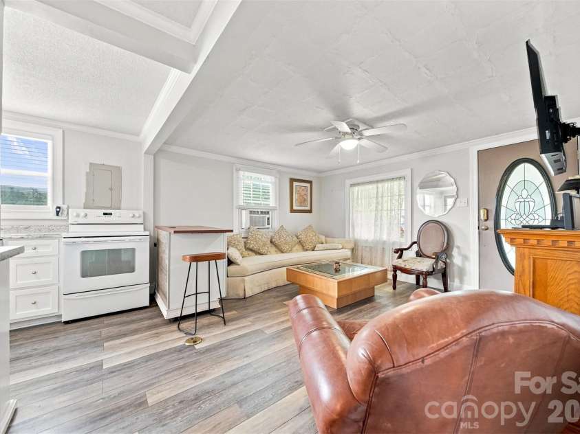 2588 Old Shelby Road, Hickory, NC 28602.  MLS# CAR4415305, YatesRealty ID 44926. 