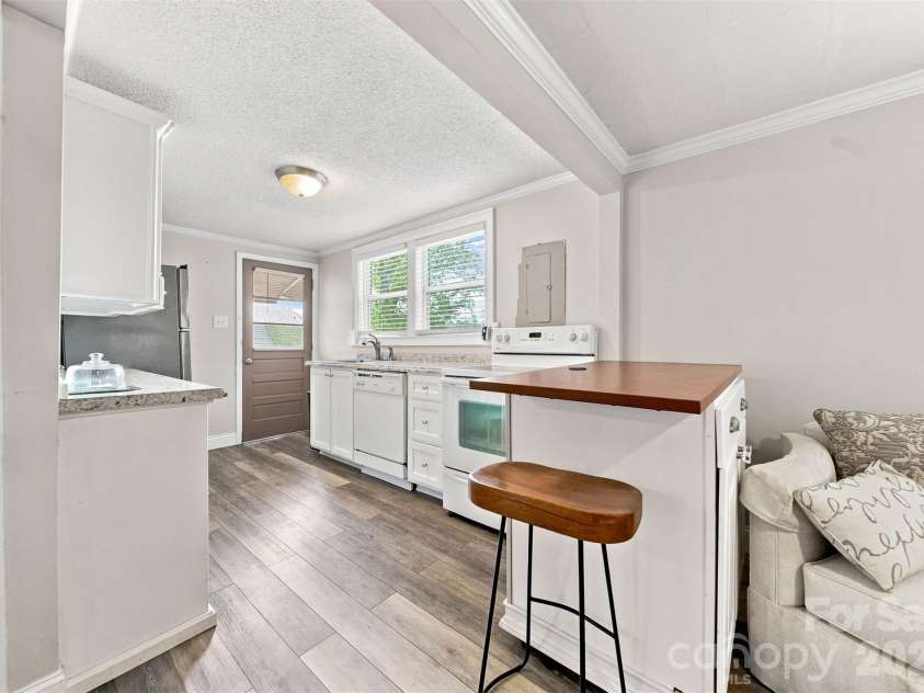 2588 Old Shelby Road, Hickory, NC 28602.  MLS# CAR4415305, YatesRealty ID 44926. 