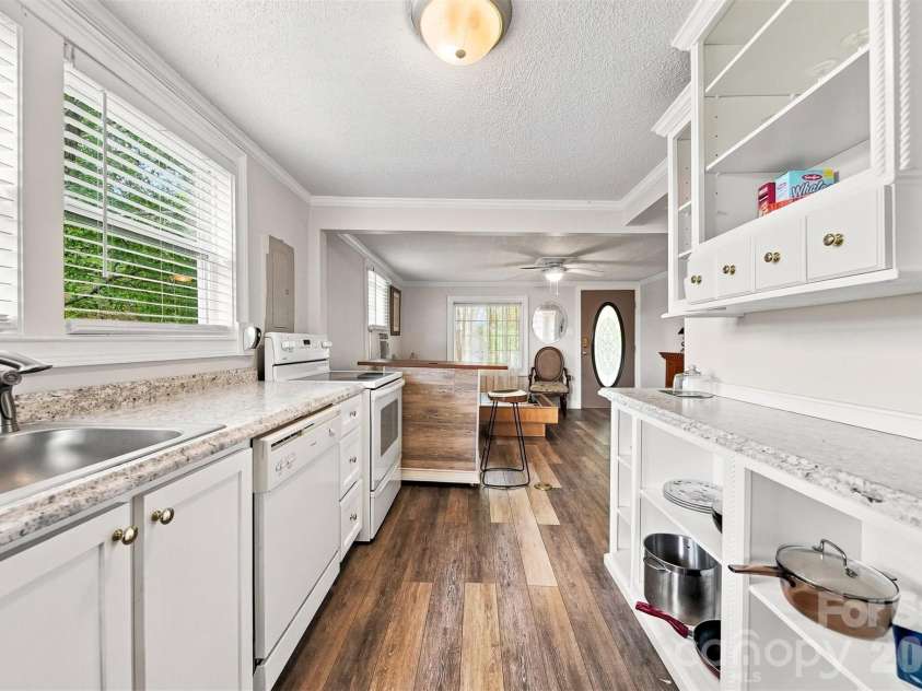 2588 Old Shelby Road, Hickory, NC 28602.  MLS# CAR4415305, YatesRealty ID 44926. 