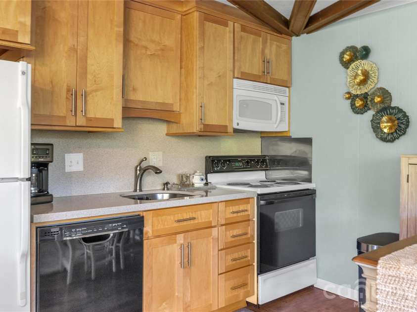 315 Timber Ridge Road, Sugar Mountain, NC 28604.  MLS# CAR4387055, YatesRealty ID 44927. 
