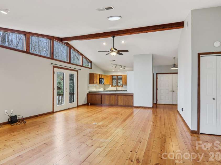 71 Setsi Lane, Brevard, NC 28712.  MLS# CAR4345276, YatesRealty ID 4493. 