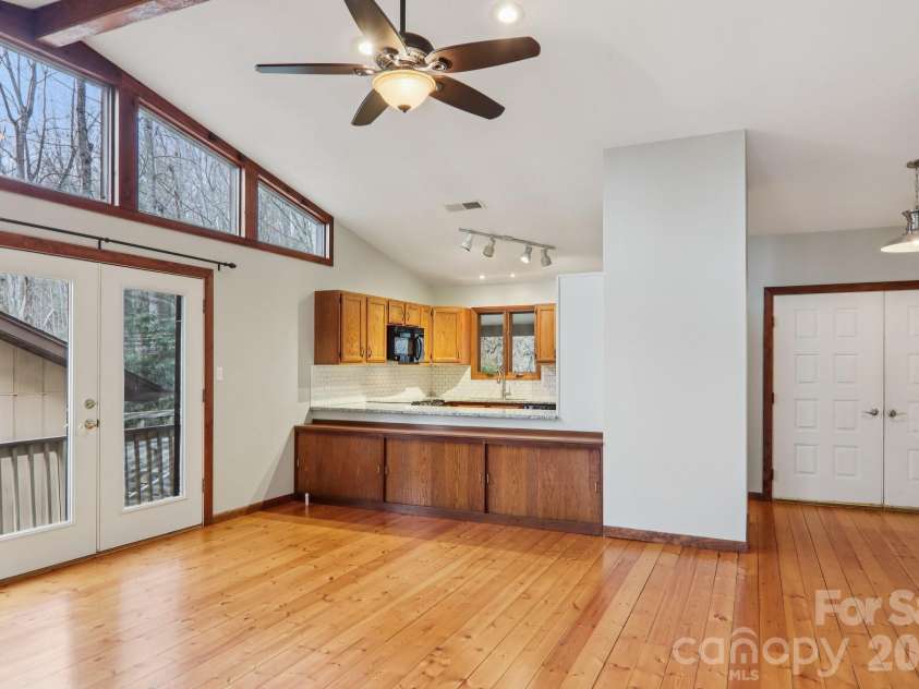 71 Setsi Lane, Brevard, NC 28712.  MLS# CAR4345276, YatesRealty ID 4493. 