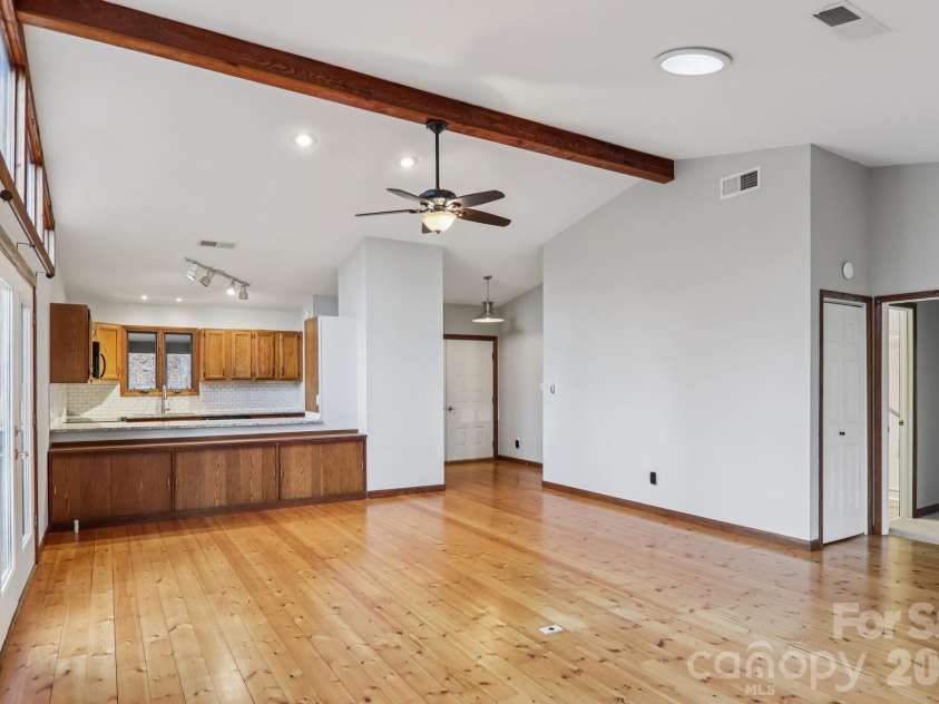 71 Setsi Lane, Brevard, NC 28712.  MLS# CAR4345276, YatesRealty ID 4493. 