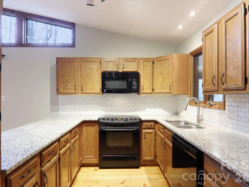 71 Setsi Lane, Brevard, NC 28712.  MLS# CAR4345276, YatesRealty ID 4493. 