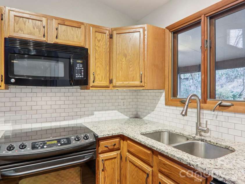 71 Setsi Lane, Brevard, NC 28712.  MLS# CAR4345276, YatesRealty ID 4493. 