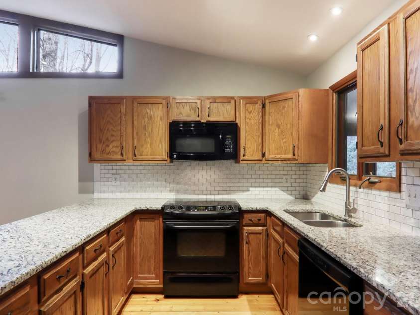 71 Setsi Lane, Brevard, NC 28712.  MLS# CAR4345276, YatesRealty ID 4493. 