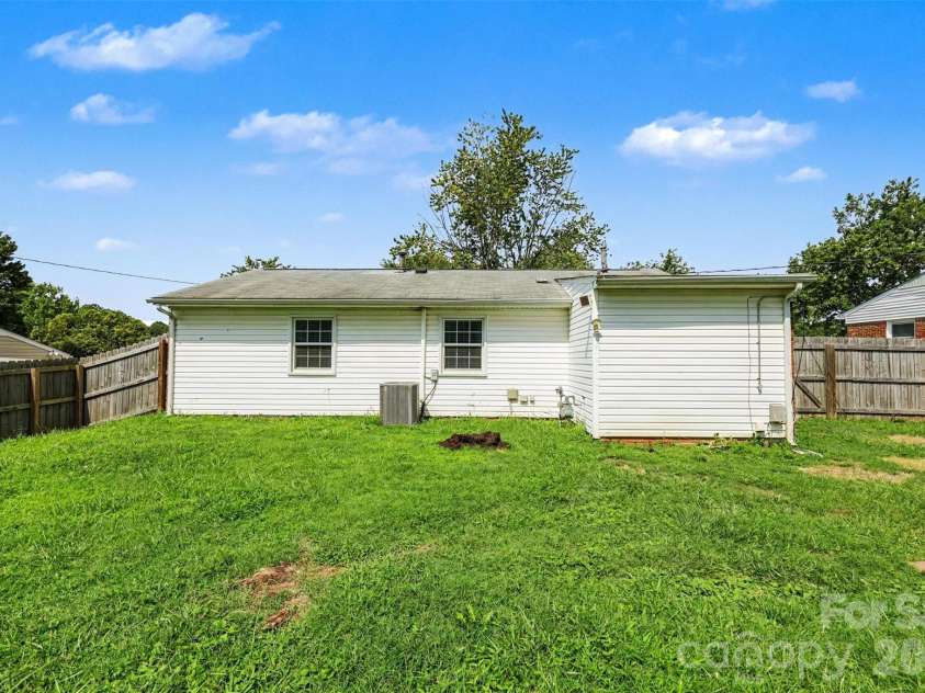 3616 Fagan Way, Charlotte, NC 28216.  MLS# CAR4415425, YatesRealty ID 44931. 