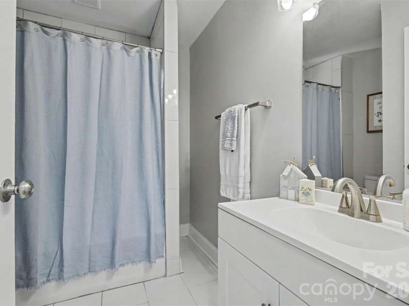 6917 Navajo Trail, Sherrills Ford, NC 28673.  MLS# CAR4394650, YatesRealty ID 44932. 2nd Bathroom