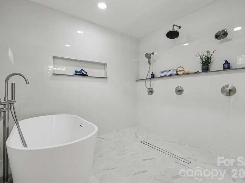 6917 Navajo Trail, Sherrills Ford, NC 28673.  MLS# CAR4394650, YatesRealty ID 44932. Primary Bathroom