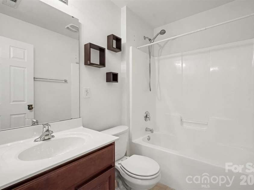 12111 Windy Rock Way, Charlotte, NC 28273.  MLS# CAR4415294, YatesRealty ID 44941. Full Bathroom