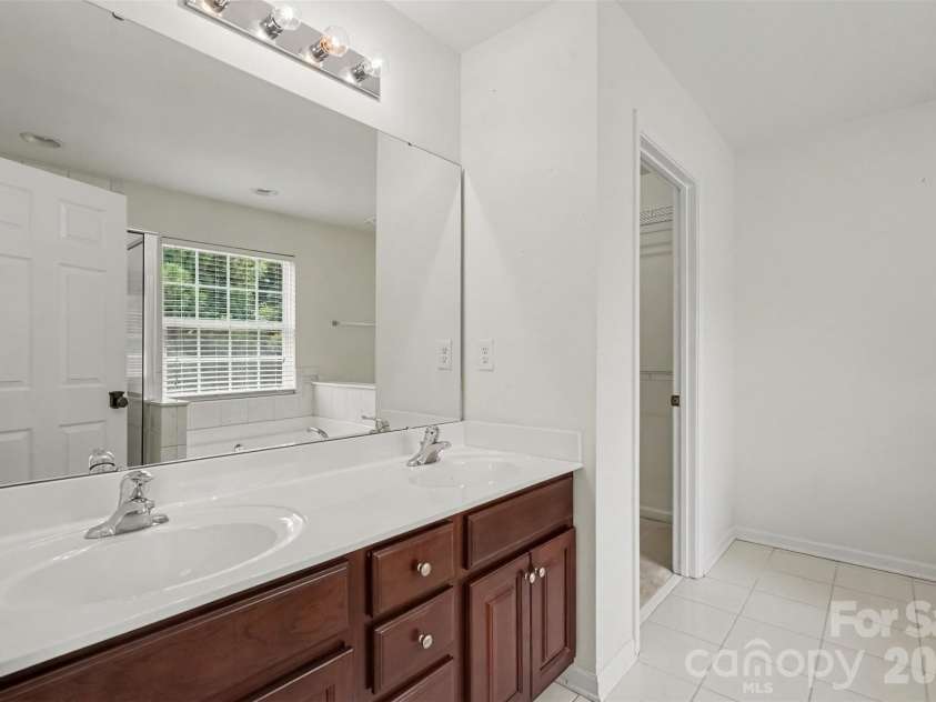12111 Windy Rock Way, Charlotte, NC 28273.  MLS# CAR4415294, YatesRealty ID 44941. Primary Bathroom
