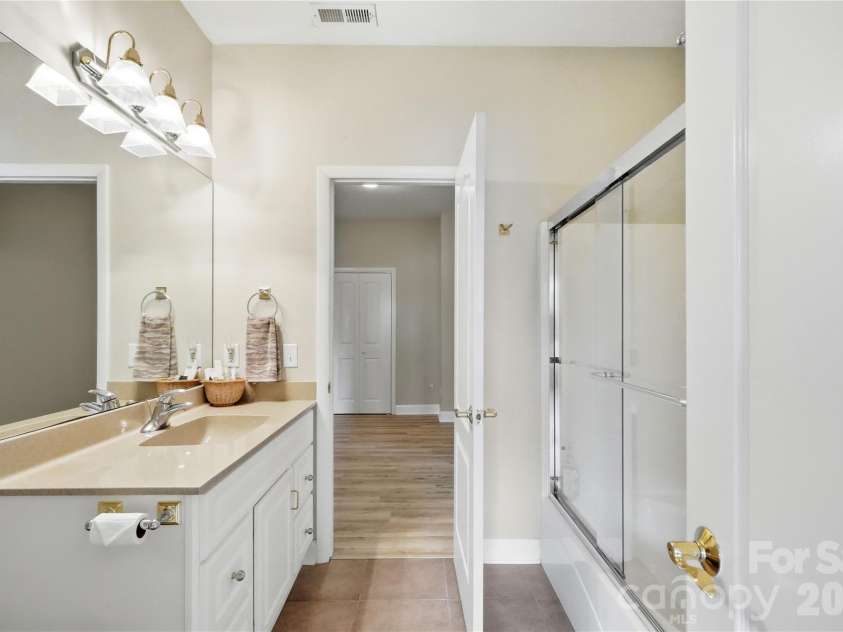 1075 Lakefront Woods Drive, Belmont, NC 28012.  MLS# CAR4402621, YatesRealty ID 44942. Jack-N-Jill bath