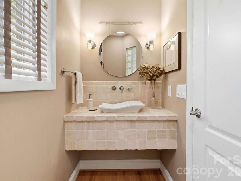 1075 Lakefront Woods Drive, Belmont, NC 28012.  MLS# CAR4402621, YatesRealty ID 44942. Main level half bath